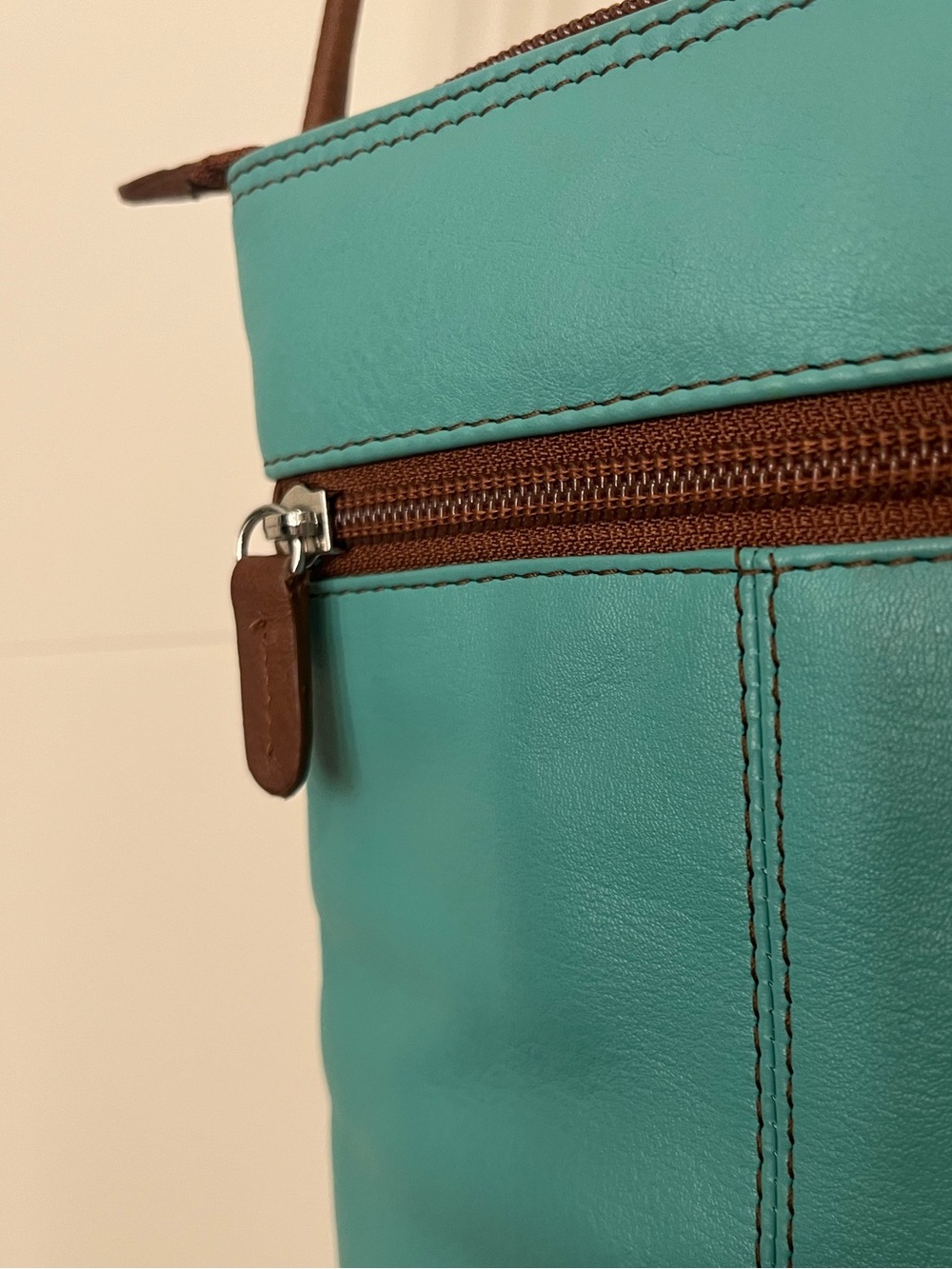 ILI New York Genuine Leather Turquoise Crossbody Bag Tassel